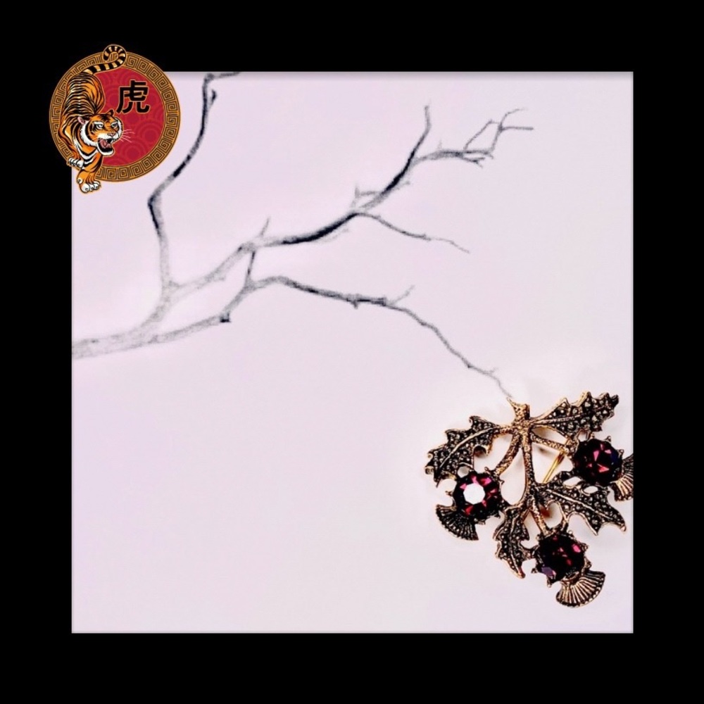 🔴 Vintage Thistle Leaf Purple Stone Goldtone Brooch